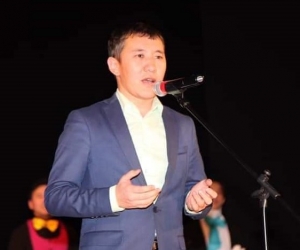 ҚАРСЫ АЛ, ҚАЗАҚ ЭСТРАДАСЫ! ЖОЛЫ БОЛМАҒАН ЖУРНАЛИС КЕЛЕДІ