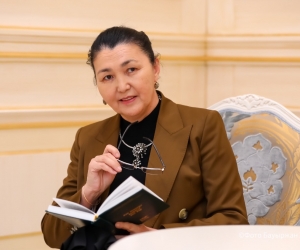 РОЗА МҰҚАНОВА: ДРАМАТУРГИЯ – ЖАН МЕН САНАНЫҢ АРПАЛЫСЫ