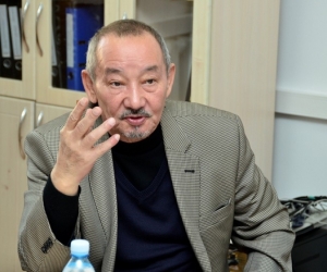 ТЕМІРХАН МЕДЕТБЕК. БІР ҰЛТ НЕГЕ ЕКІ ТІЛДЕ СӨЙЛЕЙДІ